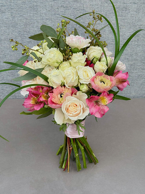 Chic Handheld Prom Bouquet – Fresh Flowers